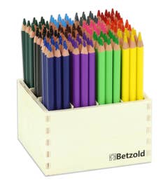 145 potloden in een houten standaard