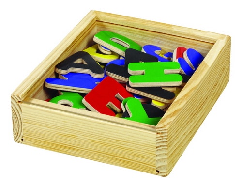Magnetische letters in houten doos