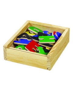 Magnetische letters in houten doos