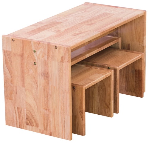 Houten tafel met stoelen en bank