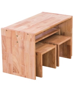 Houten tafel met stoelen en bank