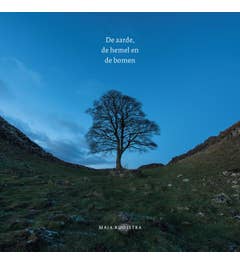 De aarde; de hemel en de bomen