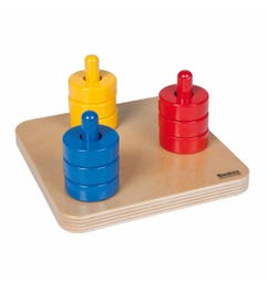 Gekleurde ringen op gekleurde staande pennen