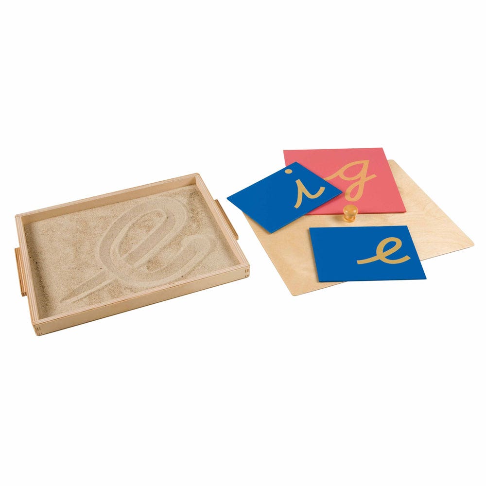 Kistje met zand voor schrijfoefeningen