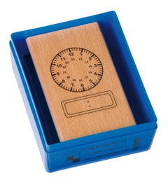 Klokstempel met digitale en analoge wijzerplaat