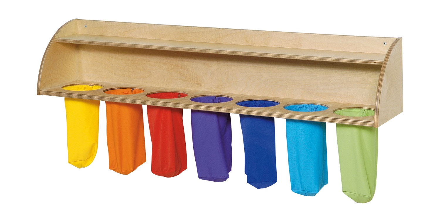 Regenboog voelzakjes met houten wandrek