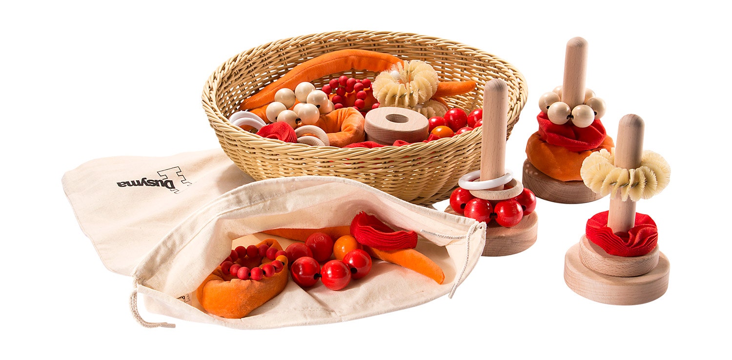 Sensorische stapeltorens in rieten mand