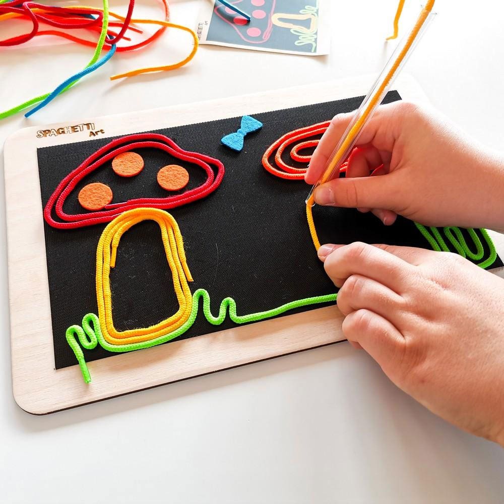 Spaghetti, een spel waarmee je met kleurrijke slierten een figuur maakt.