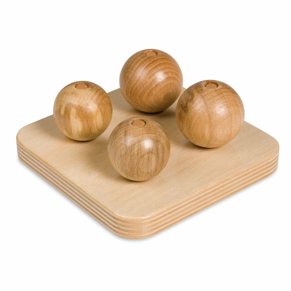 Vier bollen op staande pennen