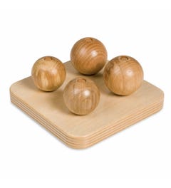 Vier bollen op staande pennen